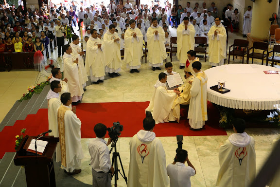 Archbishop Paul Bùi Văn Đọc confers priesthood on 17 clergymen